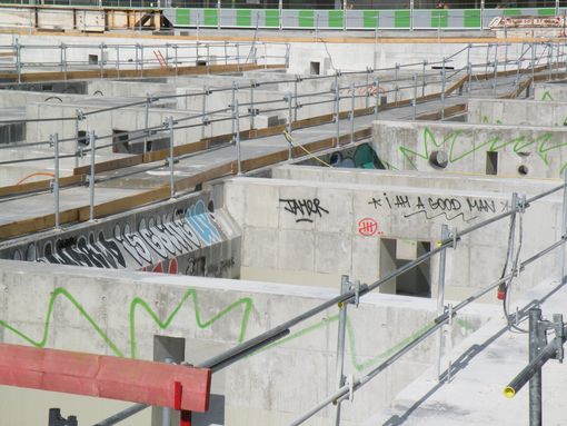  détail de la structure recouvrant les voies ferrées